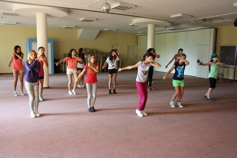 Village Camps International Summer Camp Leysin, Switzerland 2026-08-15 https://www.villagecamps.com/journals_admin/images/686-20-dance (41).jpg